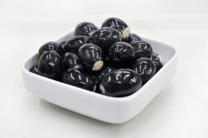 Schwarze Oliven mit Frischkäse gefüllt