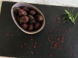 Kalamata Oliven mit Stein mit Kräutern